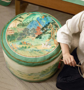02_Chinoiserie_Plush_Green_Living_Room_Rest_Pouf_B48J0033