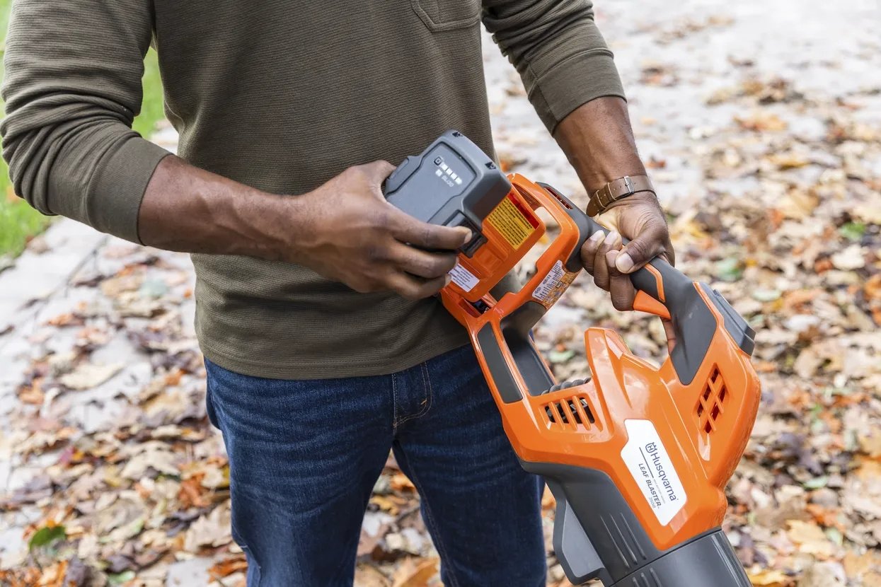 Husqvarna 350iB Leaf Blaster Battery Leaf Blower - Image 3